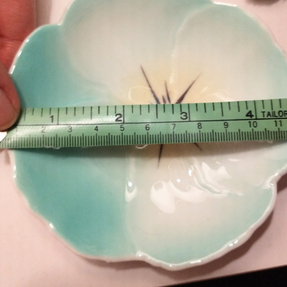 Dainty ceramic floral shallow trinket dish - shades of turquoise yellow - Picture 4 of 4